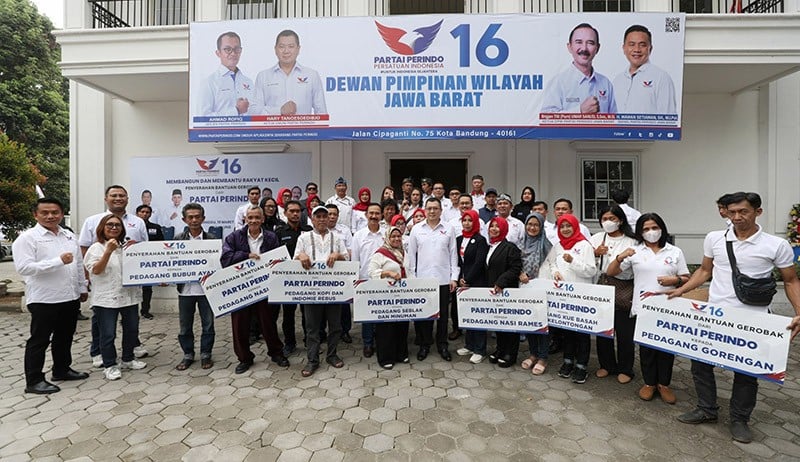 HT Saksikan Penyerahan Bantuan Gerobak Perindo kepada Pelaku UMKM di Bandung - Bagian 1