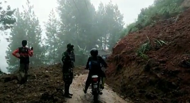  Alat Berat Diterjunkan, Akses Jalan di Gununghalu KBB yang Tertutup Longsor Bisa Kembali Dilewati 