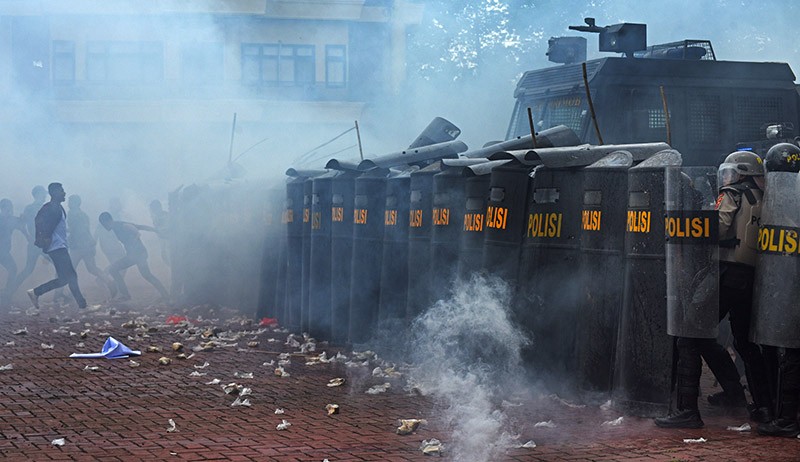 Polisi Bubarkan Unjuk Rasa dengan Gas Air Mata  - Bagian 1