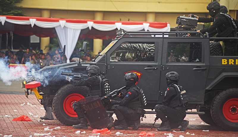 Polisi Bubarkan Unjuk Rasa dengan Gas Air Mata  - Bagian 2