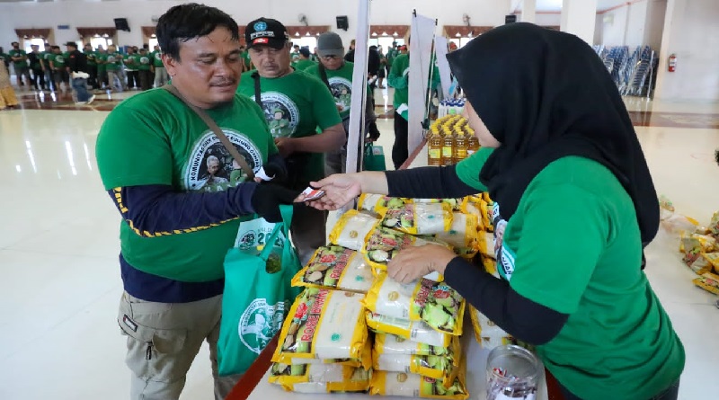 Ratusan Driver Ojol Serbu Bazar Oli dan Sembako Murah di Kedawung Cirebon