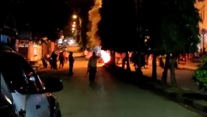 Bentrok Antarpemuda di Baubau Pecah, 1 Warga Betulkan Mobil Pinggir Jalan Terkena Panah