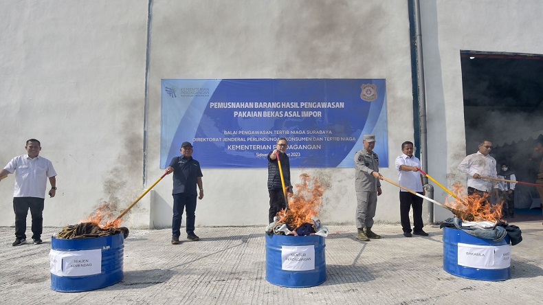 Mendag Zulhas Musnahkan 824 Bal Pakaian Bekas Impor Senilai Rp10 Miliar di Sidoarjo