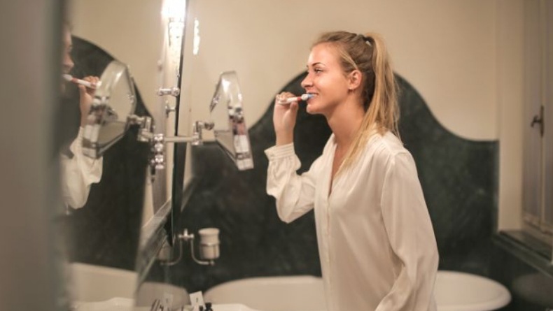 Cegah Gigi Berlubang, Sikat Gigi Sebaiknya Dilakukan setelah Makan