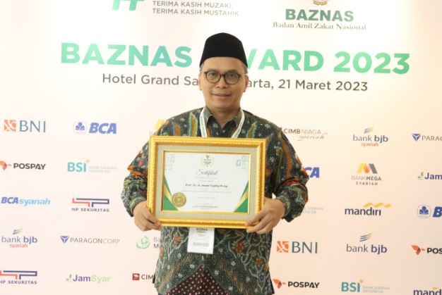Sukses Kelola Zakat untuk Umat, Rektor UIN Walisongo Prof Imam Taufiq Terima Baznas Award 2023