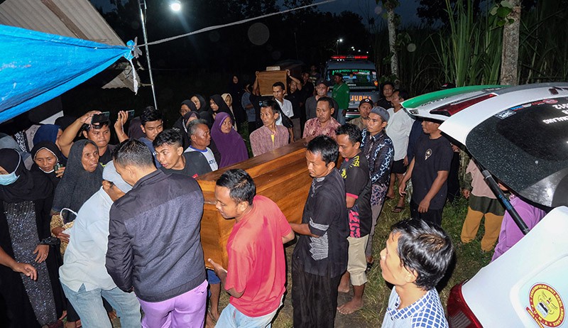 Suasana Pemakaman Pebulutangkis Syabda Perkasa Balawa - Bagian 2