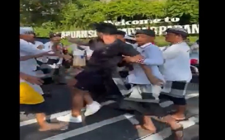 Viral Bule di Bali Tantang Pecalang Berkelahi, Tak Terima Diminta Jalan Pelan saat Melasti