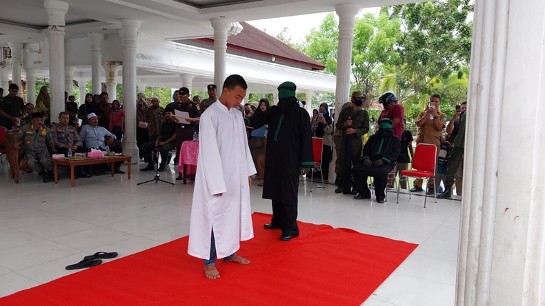 Sediakan Lapak Main Judi Online, 2 Terdakwa Dieksekusi Cambuk
