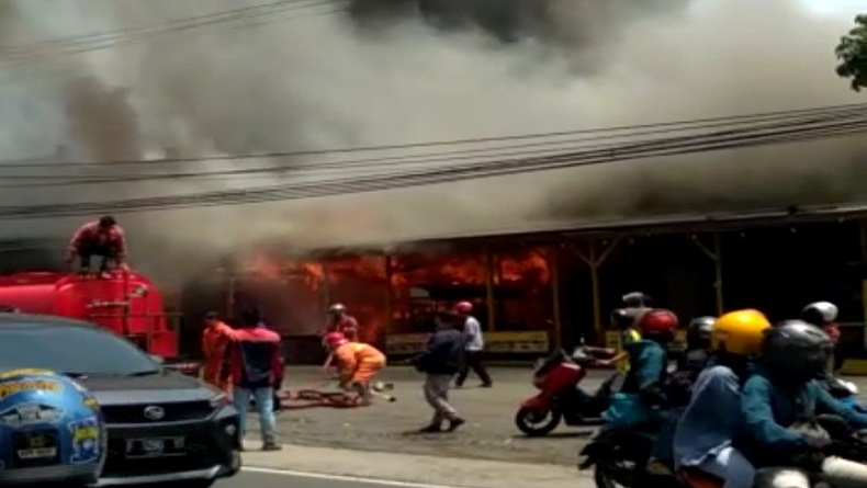 title Toko Manisan Cianjur di Sukaluyu Terbakar Hebat, 3 Damkar Dikerahkan Toko Manisan Cianjur di Sukaluyu Terbakar Hebat, 3 Damkar Dikerahkan