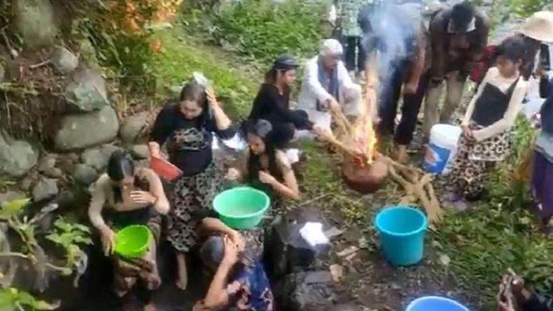 Sambut Ramadhan, Warga di Banyumas Keramas Oman Landa di Pinggir Sungai