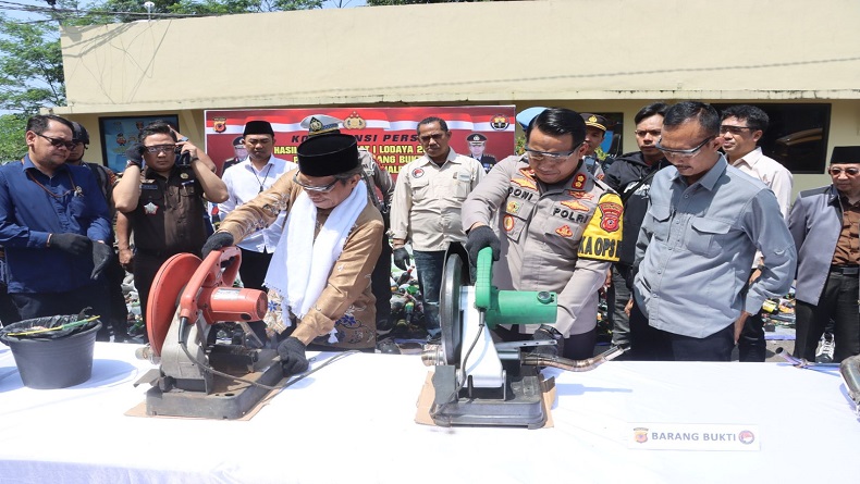 title Jelang Puasa, Polres Cianjur Musnahkan Knalpot Bising dengan Digerinda Jelang Puasa, Polres Cianjur Musnahkan Knalpot Bising dengan Digerinda