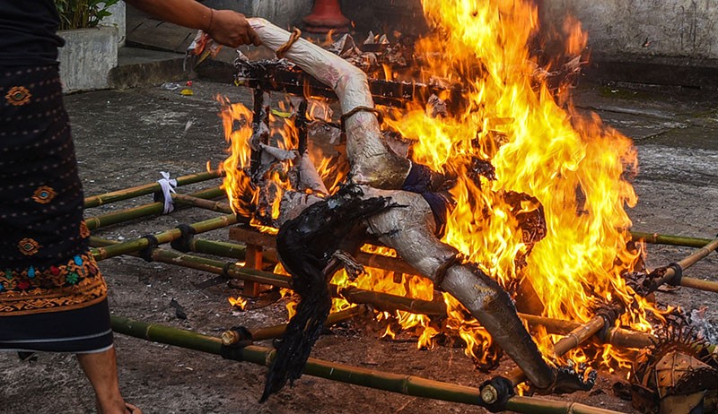Foto Ogoh-Ogoh Dibakar Jelang Hari Raya Nyepi di Palembang - Bagian 2