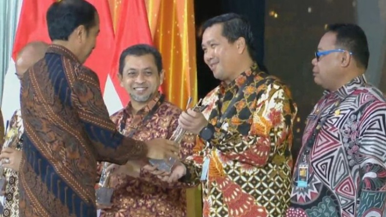 title Sulut Terima PPKM Award Terbaik dari Presiden Jokowi Sulut Terima PPKM Award Terbaik dari Presiden Jokowi