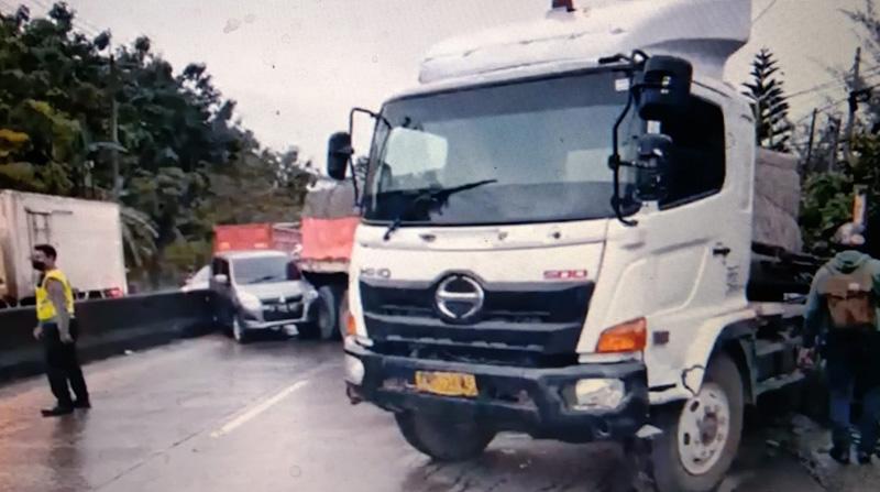 title Kecelakaan Beruntun di Tanjakan Randugunting, Truk Terguling Timpa Mobil dan Motor Kecelakaan Beruntun di Tanjakan Randugunting, Truk Terguling Timpa Mobil dan Motor