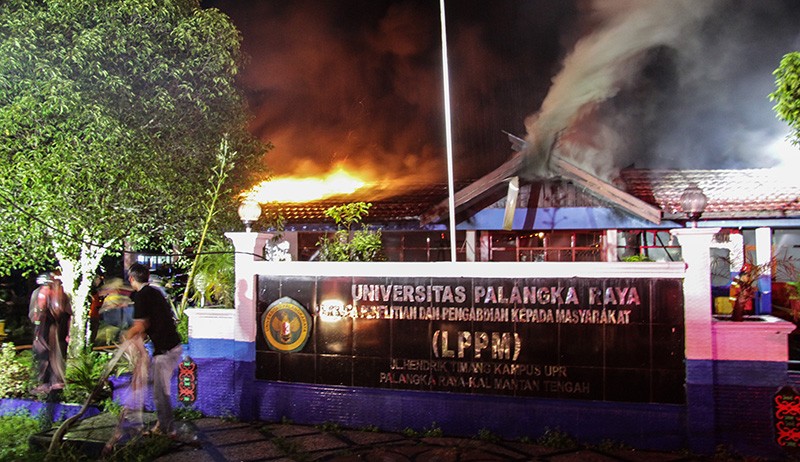Damkar Berjibaku 1,5 Jam Padamkan Kebakaran Gedung Universitas Palangkaraya - Bagian 3