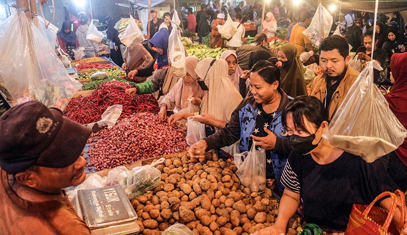 Pasar Tradisional Dipadati Pembeli Belanja Kebutuhan Ramadan 1444 H - Bagian 2