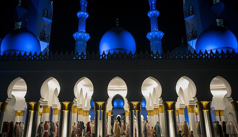 Foto-Foto Salat Tarawih di Masjid Raya Sheikh Zayed Solo - Bagian 2