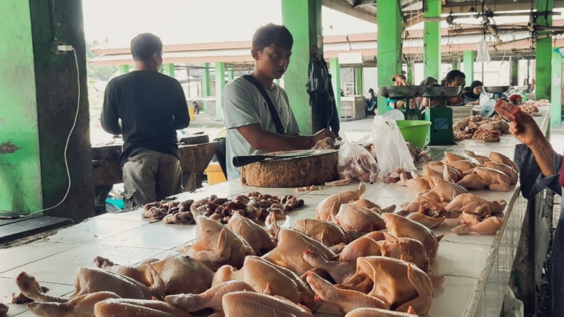 Jelang Ramadhan, Harga Ayam Potong dan Daging Sapi di Pasar Muntok Masih Stabil