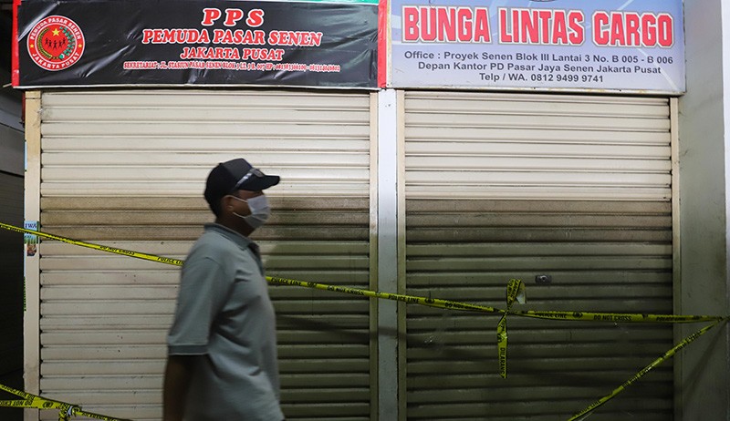 Penampakan Gudang Pakaian Bekas Pasar Senen Disegel Polisi, Pedagang Mengeluh - Bagian 2