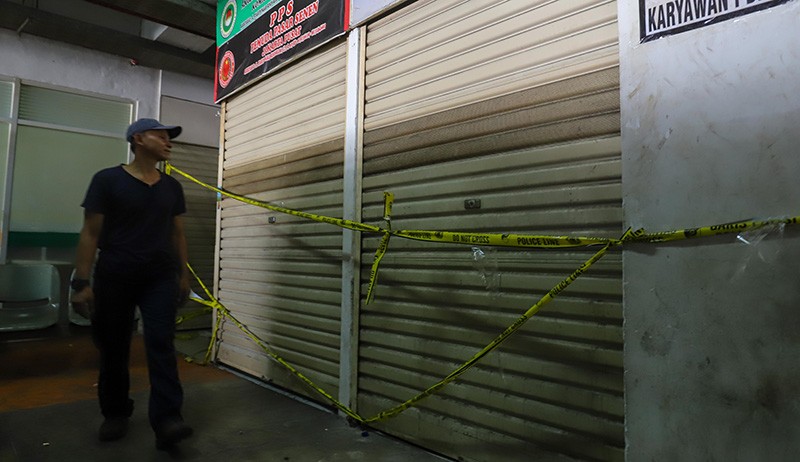 Penampakan Gudang Pakaian Bekas Pasar Senen Disegel Polisi, Pedagang Mengeluh - Bagian 4