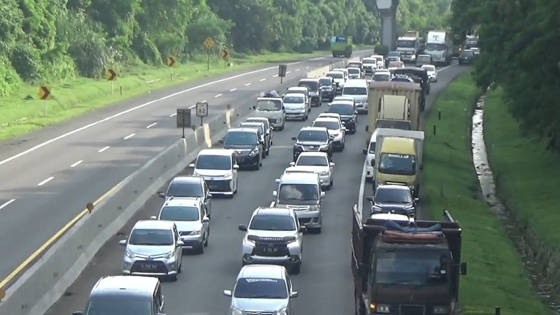 Cuti Bersama Jelang Ramadhan, Tol Cipularang Macet Panjang 