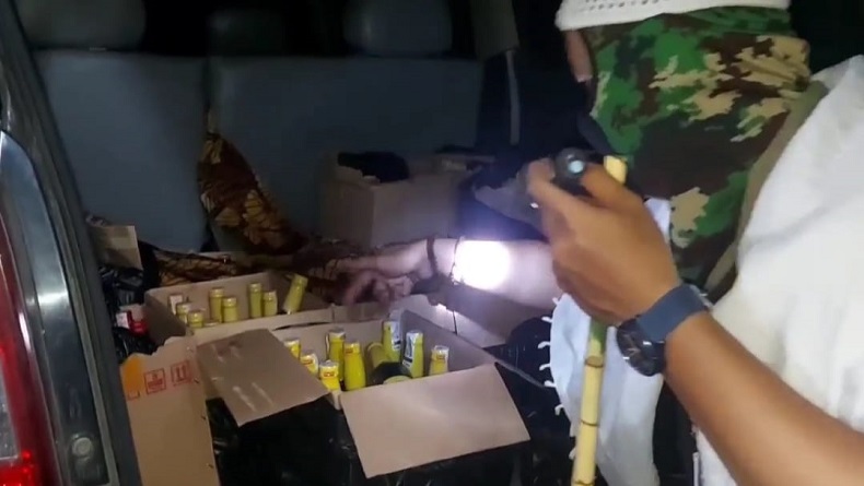 Ormas Islam Amankan Minibus Bawa Ratusan Botol Miras di Cilembang Tasikmalaya 