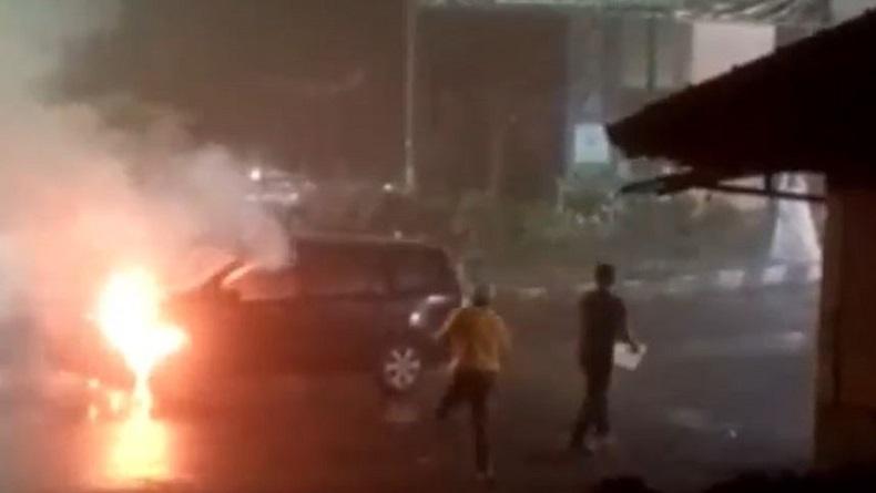 Mobil Wisatawan Mendadak Terbakar di Dekat Loket Objek Wisata Guci Tegal