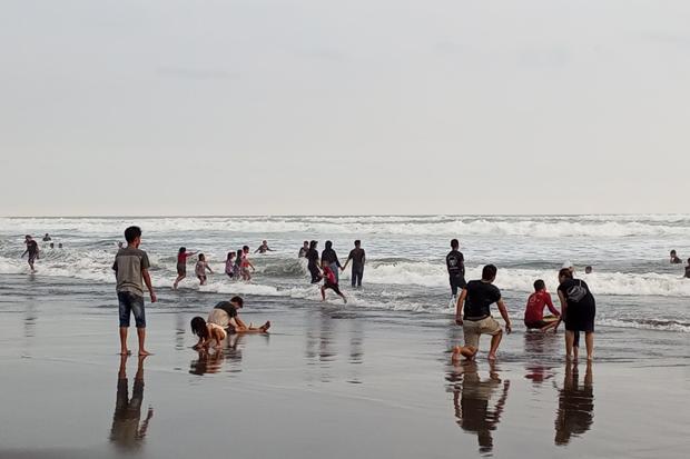 Ribuan Wisatawan Kunjungi Pantai Parangtritis untuk Padusan