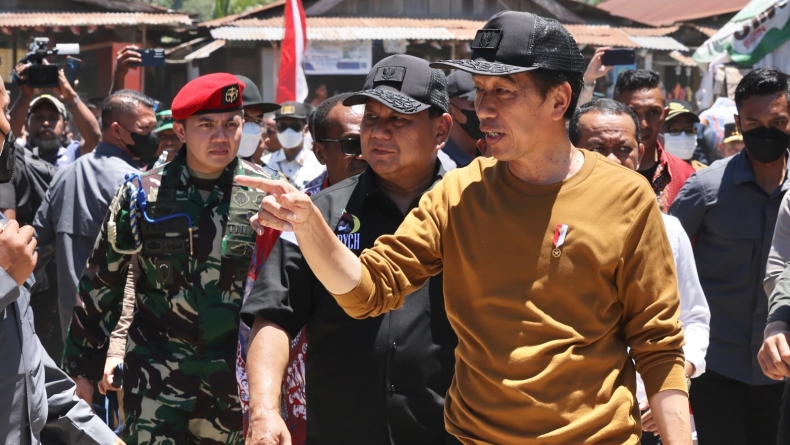Kompak Pakai Topi Serupa, Presiden Jokowi dan Menhan Prabowo Sapa Pedagang di Pasar Youtefa