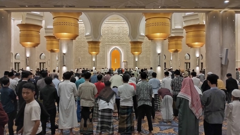 Hari Pertama Salat Tarawih di Masjid Raya Sheikh Zayed Solo Dihadiri Ribuan Jemaah