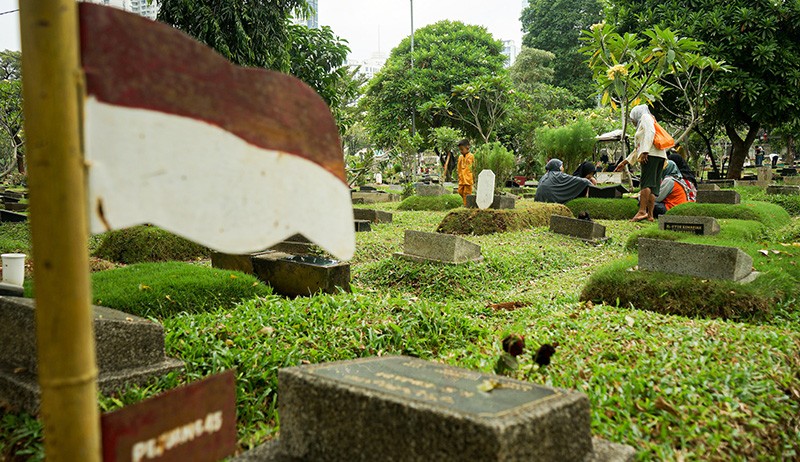 Tradisi Ziarah Makam Jelang Ramadan di TPU Karet Bivak - Bagian 3