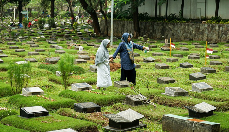 Tradisi Ziarah Makam Jelang Ramadan di TPU Karet Bivak - Bagian 2