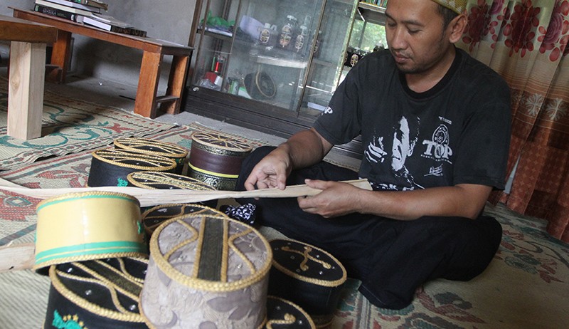 Potret Santri Buat Peci dari Pelepah Pisang - Bagian 2