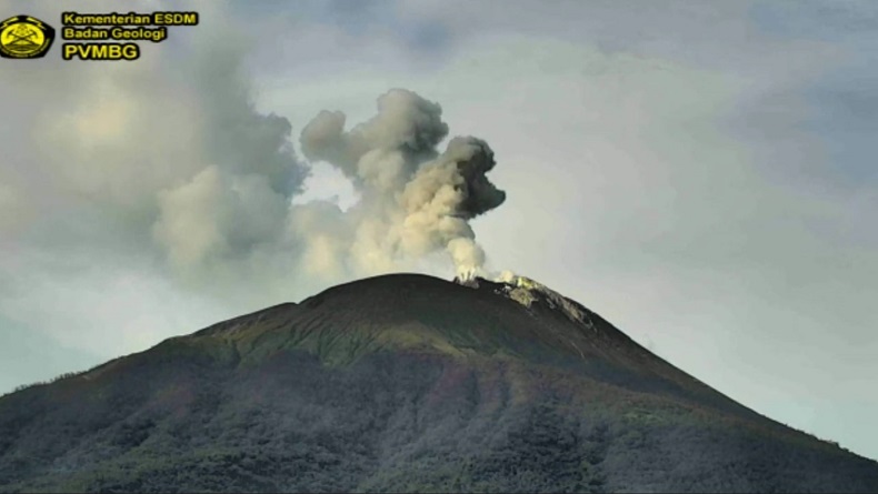 Aktivitas Gunung Ile Lewotolok Meningkat, 60 Kali Erupsi Disertai Semburan Lava Pijar
