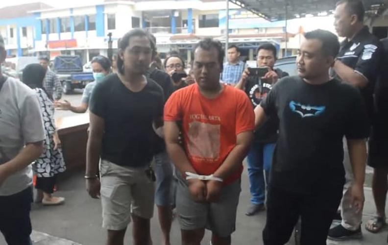 title Perampok Sadis yang Lukai Karyawan Minimarket Cilacap Ditangkap di Banyumas Perampok Sadis yang Lukai Karyawan Minimarket Cilacap Ditangkap di Banyumas