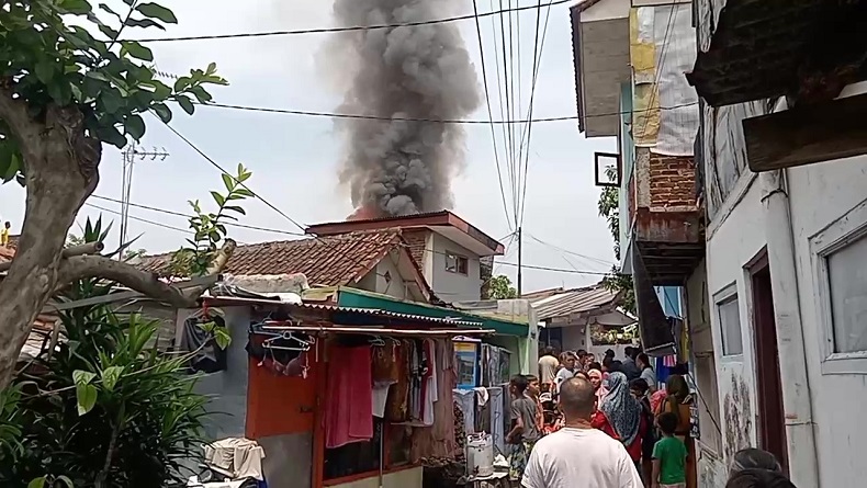 Rumah Lantai 2 di Permukiman Padat Kota Bandung Terbakar Hebat, Warga Panik