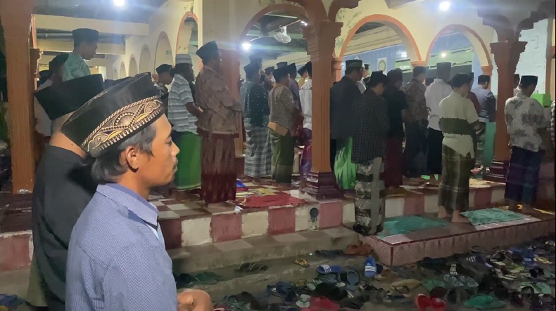 Salat Tarawih Cepat di Mantenan Blitar, 23 Rakaat Selesai 10 Menit