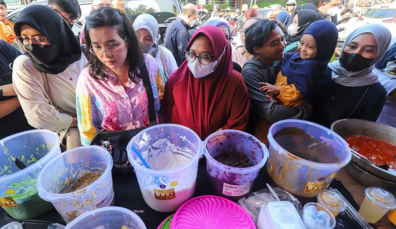 Kawasan Benhil Diserbu Pembeli Berburu Takjil - Bagian 4
