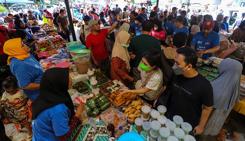 Kawasan Benhil Diserbu Pembeli Berburu Takjil - Bagian 1