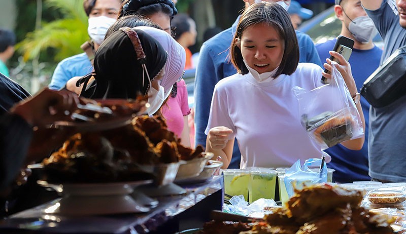 Kawasan Benhil Diserbu Pembeli Berburu Takjil - Bagian 5