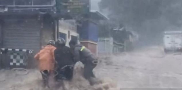 Jalur Puncak-Cianjur Diterjang Air Bah, Pengendara Diminta Putar Balik