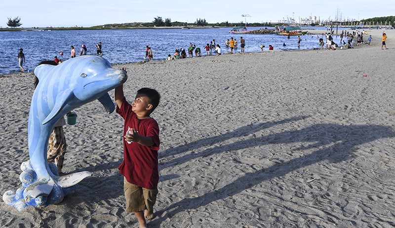 Masuk Gratis Selama Ramadan, Pantai Ancol Ramai Pengunjung - Bagian 2