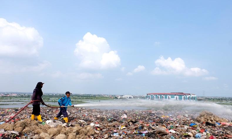 Cegah Bau ke Stadion GBT, Pemkot Surabaya Semprotkan Larutan Organik di TPA Benowo