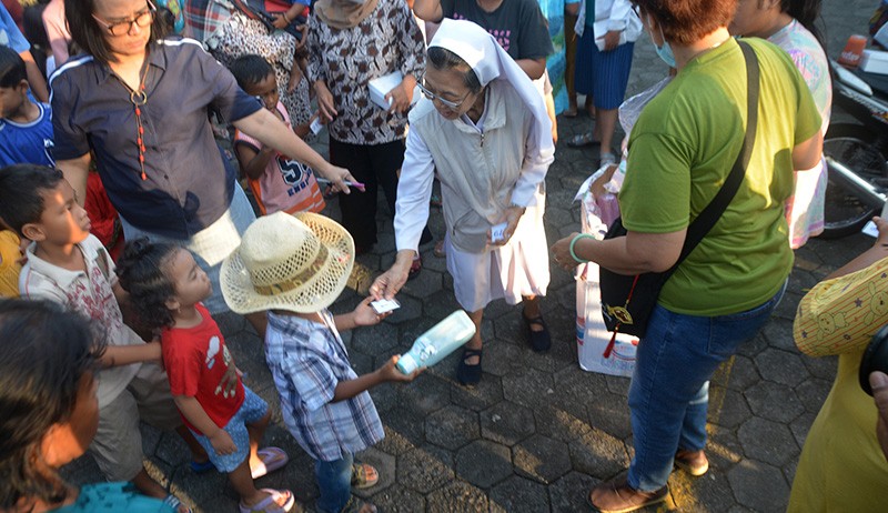 Potret Toleransi, Gereja di Semarang Bagikan Makanan Berbuka Puasa - Bagian 3
