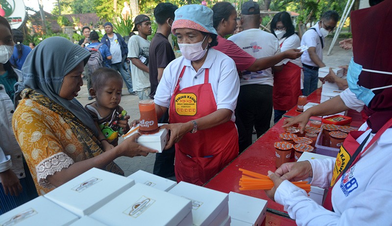 Potret Toleransi, Gereja di Semarang Bagikan Makanan Berbuka Puasa - Bagian 4