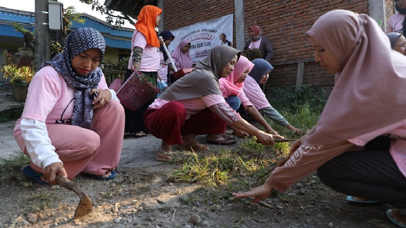 Ibu-Ibu di Cirebon Gelar Jumat Bersih, Ajak Warga Terapkan Pola Hidup Sehat