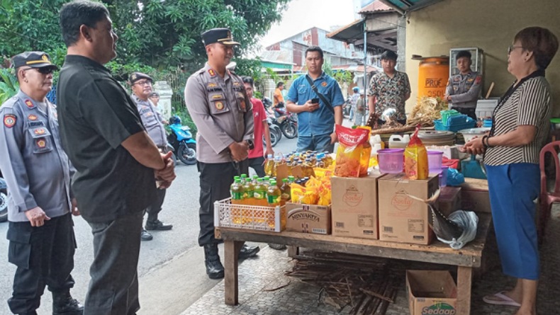Kapolres Bitung Jalan Kaki di Pasar Girian, Dengar Curhat Warga dan Sampaikan Imbauan