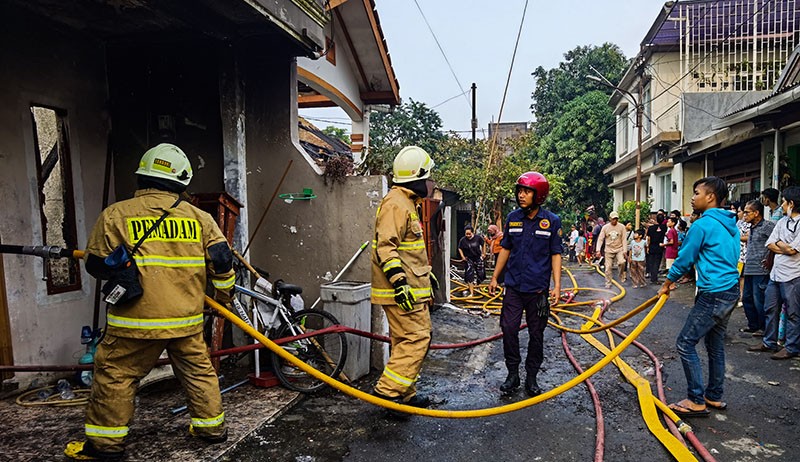 10 Rumah Ludes Terbakar di Kebayoran Lama, 1 Warga Terluka - Bagian 4