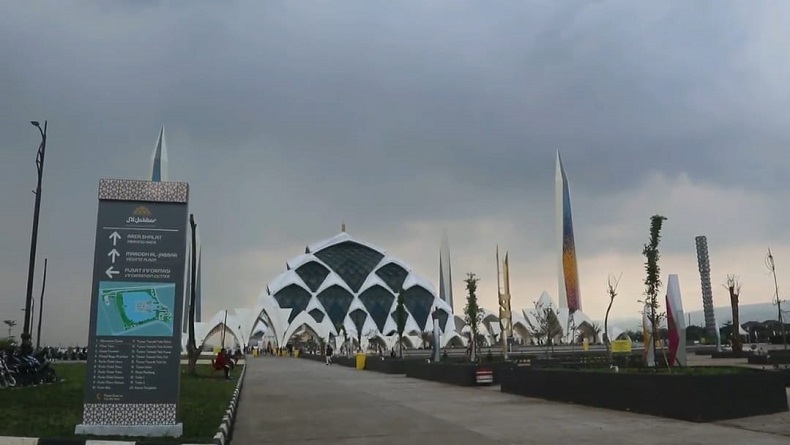 title Ratusan Warga Bandung Antusias Ngabuburit di Masjid Al Jabbar Ratusan Warga Bandung Antusias Ngabuburit di Masjid Al Jabbar