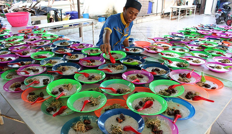 Ratusan Porsi Bubur Khas Medan Disiapkan untuk Berbuka Puasa - Bagian 1